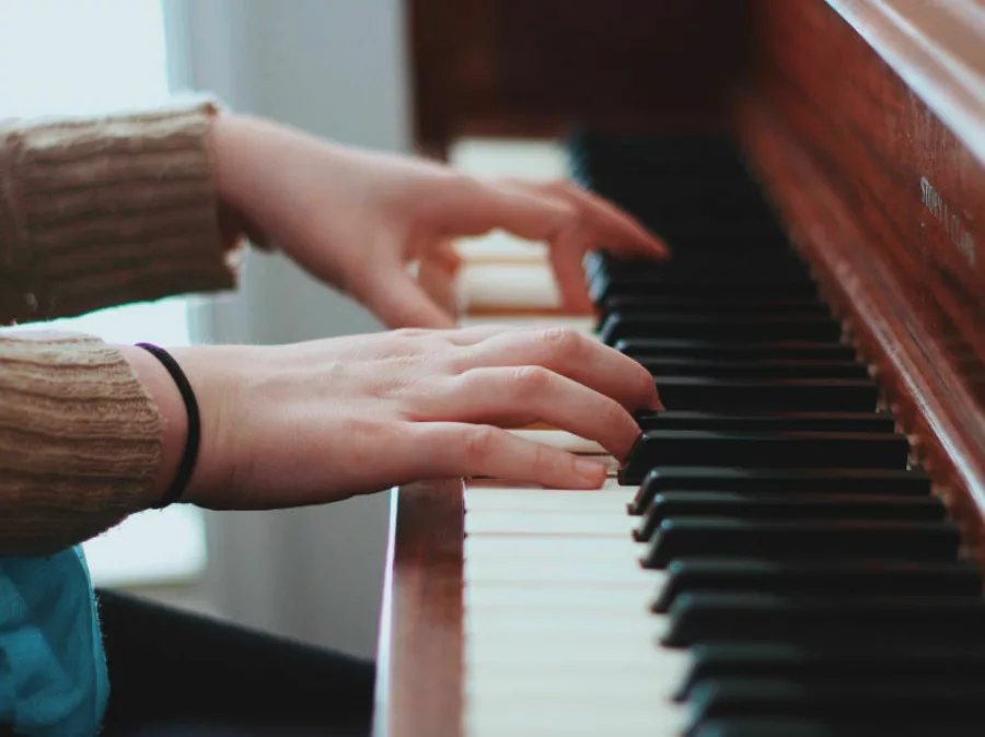 Hands on a piano